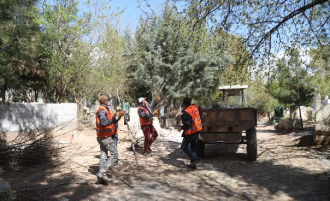Şanlıurfa'da mezarlıklarda hummalı çalışma