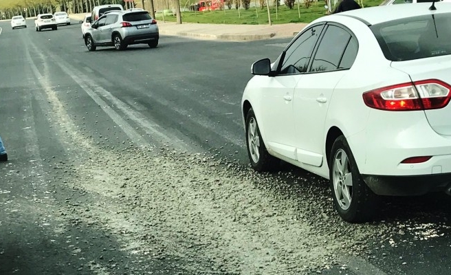 Şanlıurfa’da beton mikseri yollara zarar veriyor