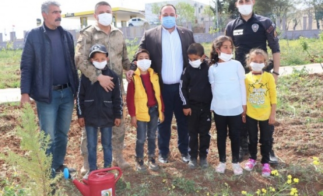 Ekinci, polislerle fidan dikti