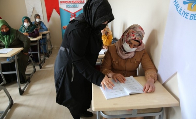 Kırmızı Kurdele Projesi ile kadınlar okuma- yazma öğreniyor
