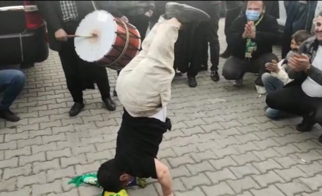 Galibiyet sevincini amuda kalkarak kutladı