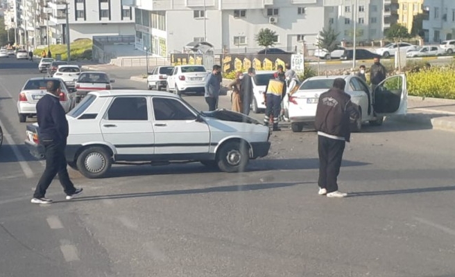 Karaköprü’de iki otomobil çarpıştı