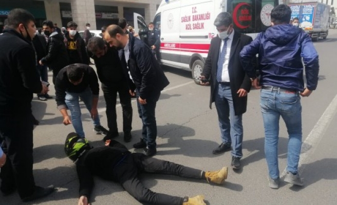 Otomobil kuryeye çarptı