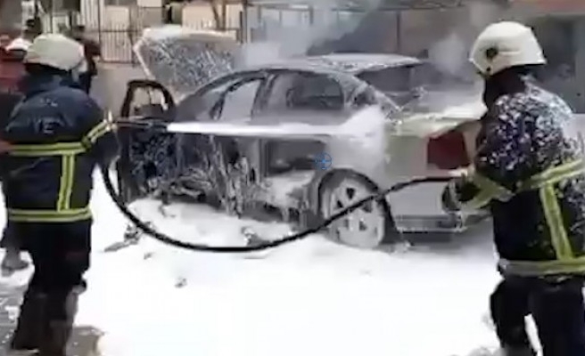 Seyir halindeki otomobilde yangın çıktı