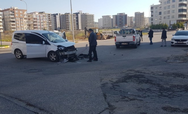 Karaköprü’de iki araç çarpıştı