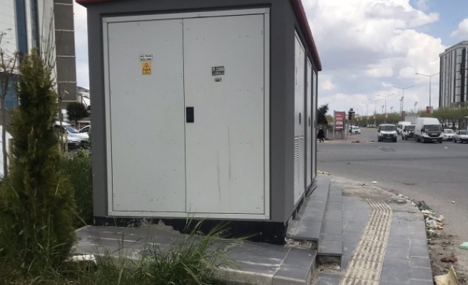 Kaldırıma konulan trafo tepkiye neden oldu