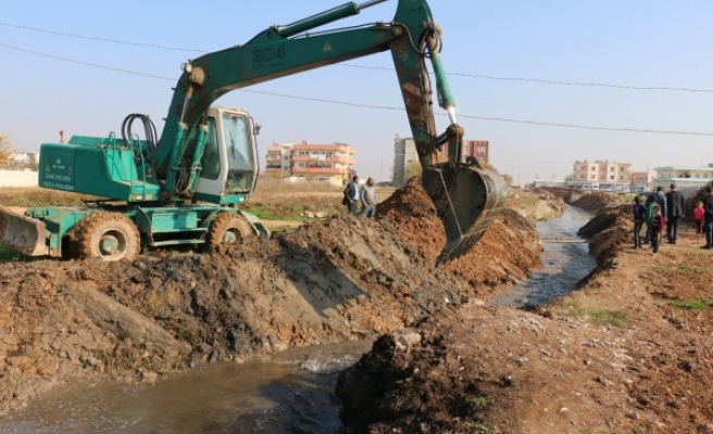 Akçakale’de derelerde ıslah çalışması yapıldı