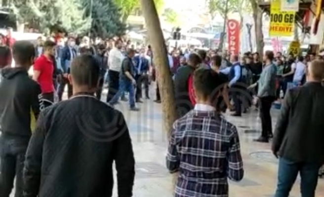 Zabıta ile seyyar satıcılar birbirine girdi