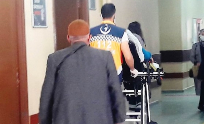 İftar yemeği yaparken bıçakla bileğini yaraladı