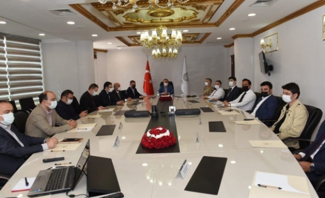 Vali'den kaymakamlarla toplantı