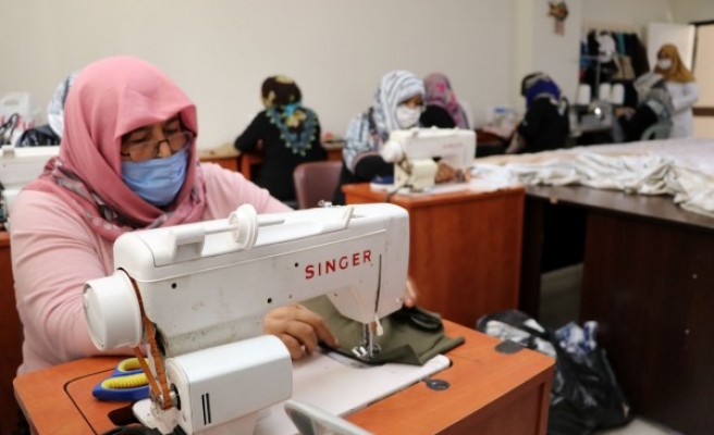 Kadınlar kurslarda meslek öğreniyor
