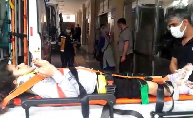 Karaköprü'de araç devrildi: 5 yaralı