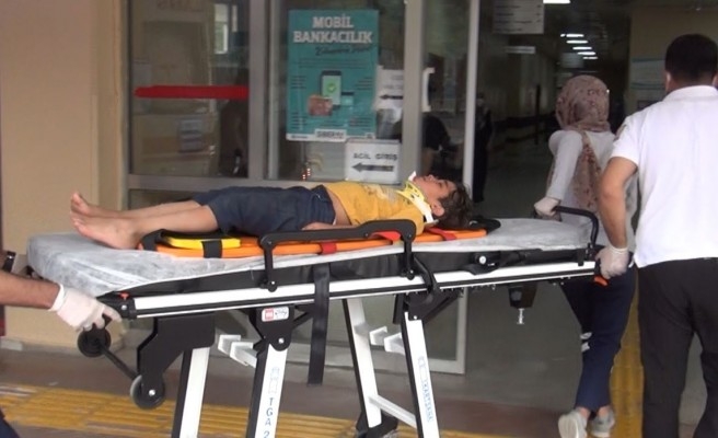 Merdiven boşluğuna düşen çocuk yaralandı