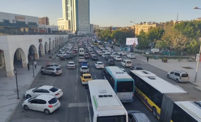 Urfa'da kısıtlama öncesi trafik kilitlendi