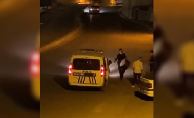 Urfa'da sahurda polisten davul şov