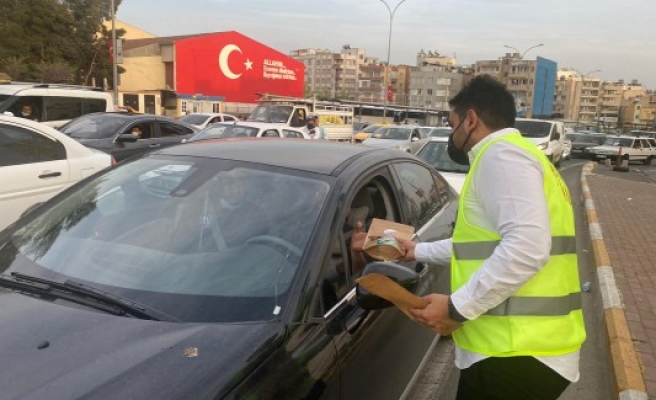 AK Partili gençlerden trafikte kalanlara iftar ikramı