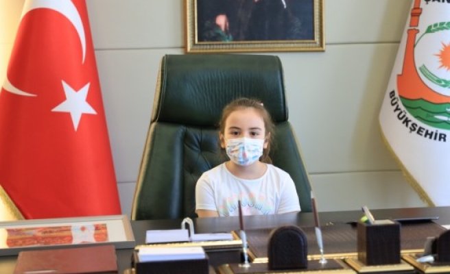 Beyazgül, koltuğunu minik Lara'ya devretti