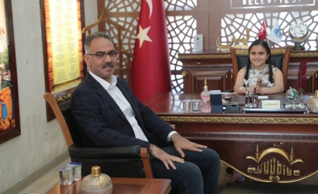 Başkanlık koltuğuna oturup talimat verdiler!