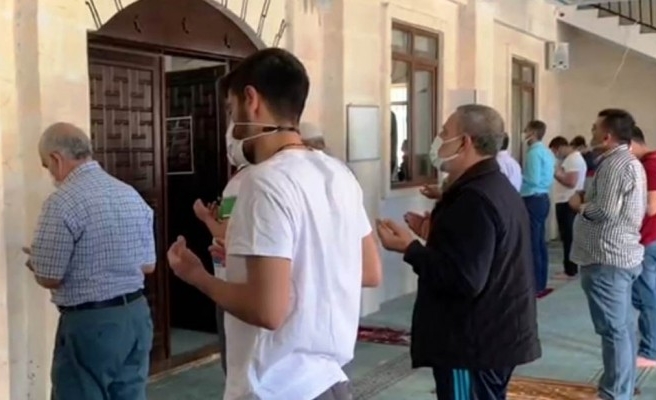 Eller yağmur için semaya kalktı