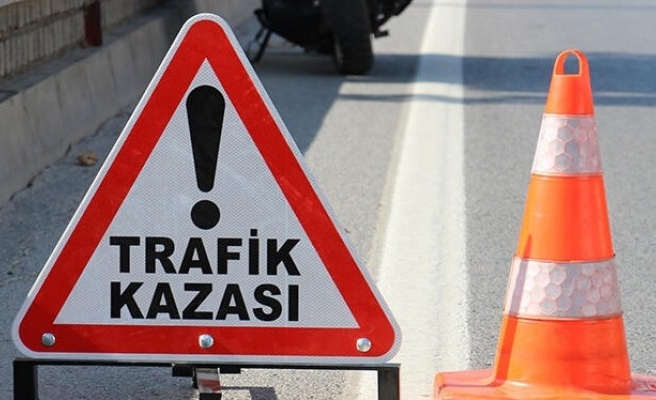 Motosiklet kamyona çarptı