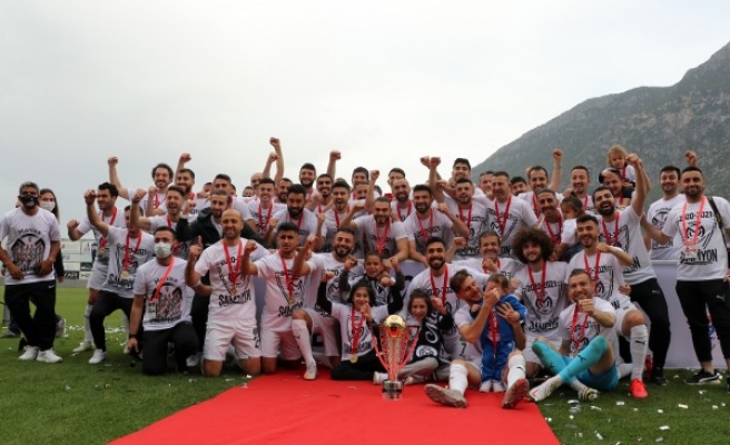 Manisa FK kupasını aldı