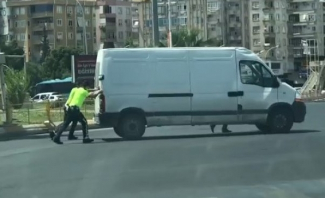 Arızalanan aracı polisler itti