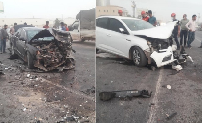 Akçakale yolunda iki araç kafa kafaya çarpıştı