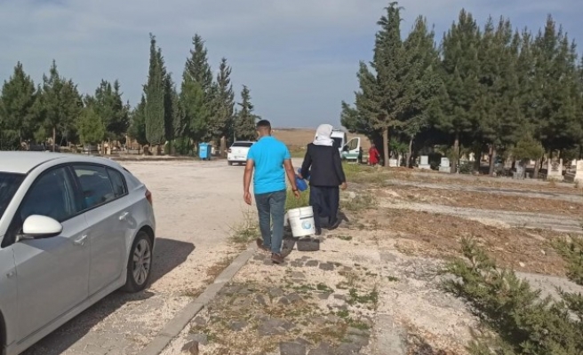 Mezarlıktaki musluklardan su gelmeyince vatandaşlar tepki gösterdi