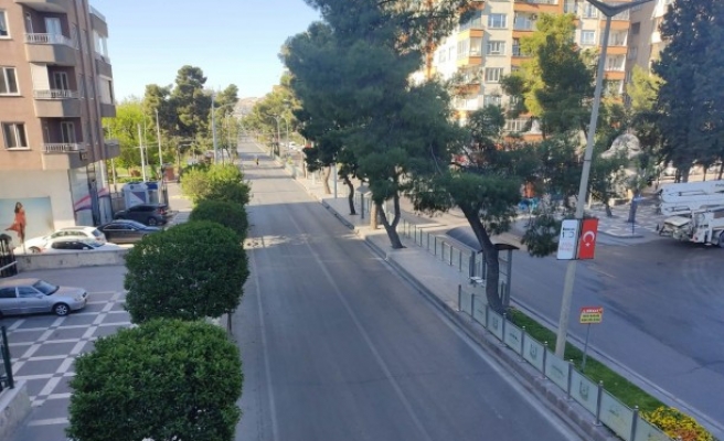 Tam kapanmada cadde ve sokaklar sessizliğe büründü