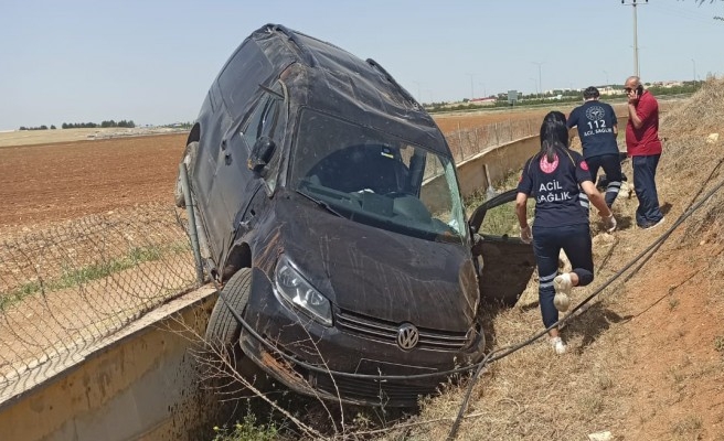 Hafif ticari araç şarampole devrildi