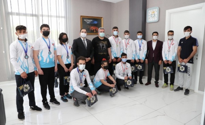 Canpolat, şampiyonları kabul etti