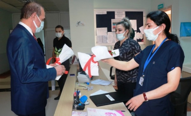 Yalçınkaya personellere çiçek verdi