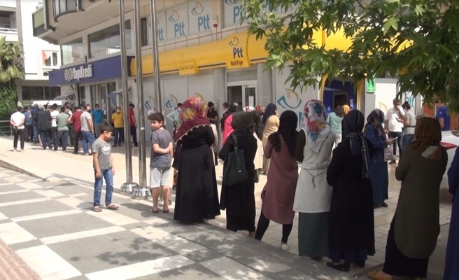 Şanlıurfa'da PTT önlerindeki manzara değişmedi