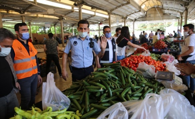 Şanlıurfa'da tam kapanmada açılan pazarlarda denetim