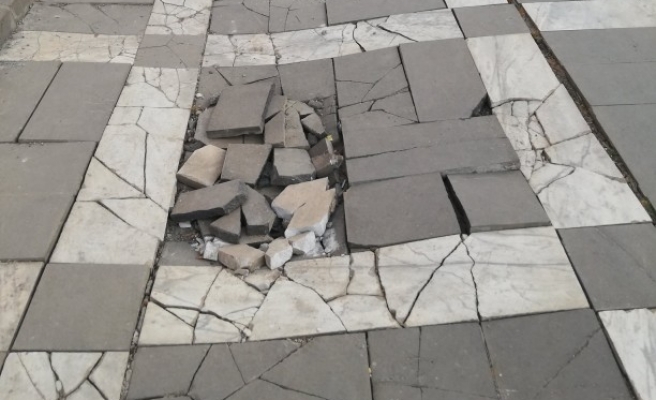 Bozuk kaldırım yapılmayı bekliyor