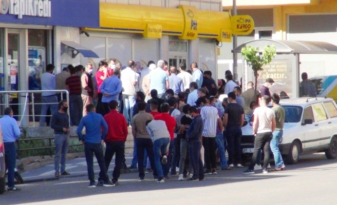 Şanlıurfa'da PTT önlerindeki yoğunluk devam ediyor
