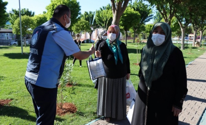 Bayram öncesi yaşlılara lokum ve kolonya dağıtıldı