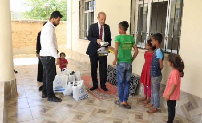 Akçakale'de çocuklara bayramlık hediye edildi