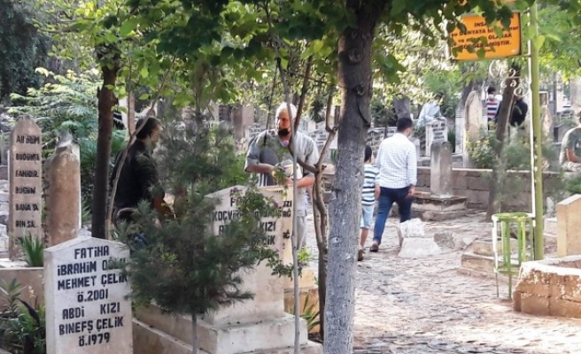 Bayramda vatandaşlar mezarlıkları ziyaret etti