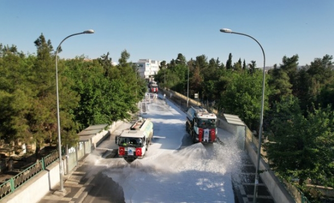 Eyyübiye’de caddeler dezenfekte ile yıkanıyor