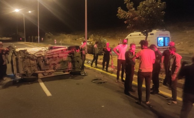 Şanlıurfa’da iki otomobil çarpıştı-EK