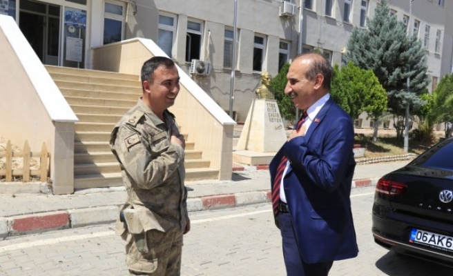 Yalçınkaya güvenlik ve sağlık ekipleriyle bayramlaştı