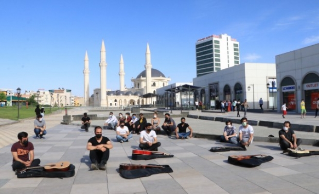 Şanlıurfa'da müzisyenlerden sessiz oturma eylemi