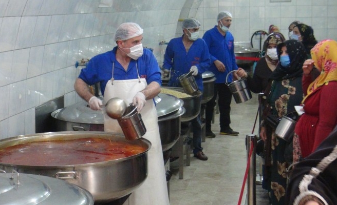 İhtiyaç sahibi ailelere sıcak yemek hizmetini sürdürüyorlar