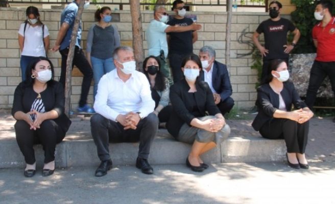 Buldan, Şenyaşar Ailesi için oturma eylemi yaptı