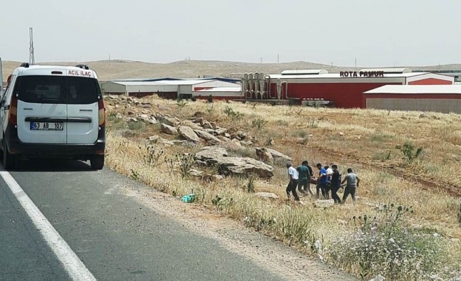 Şanlıurfa'da otomobil şarampole devrildi