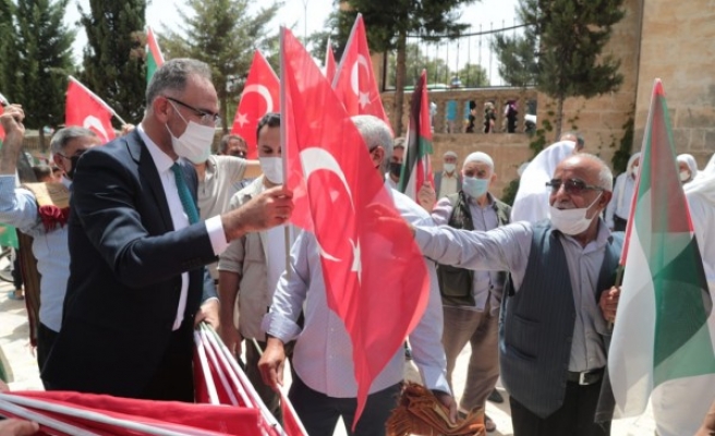 Vatandaşlara Türk ve Filistin bayrağı dağıtıldı