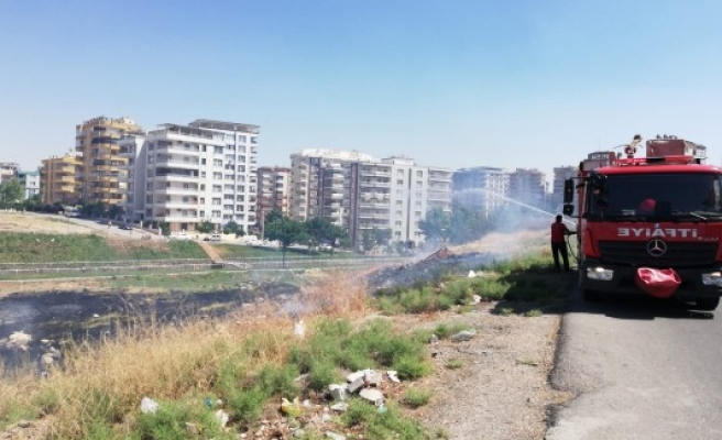 Karaköprü'de anız yangını