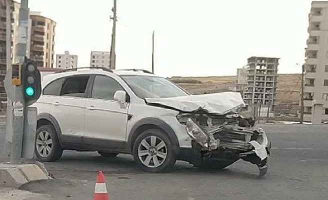 Şanlıurfa'da araç sinyalizasyona çarptı!