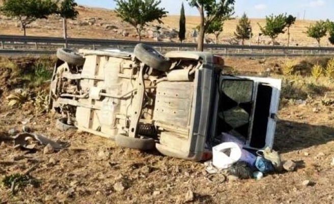 Otomobil şarampole devrildi: 3 yaralı